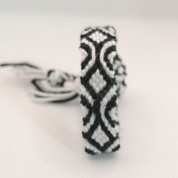 bracelet brésilien tapisserie blanc, noir