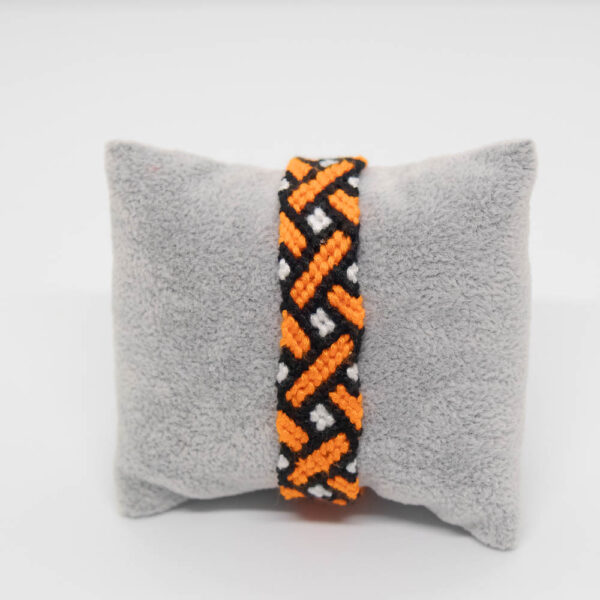 bracelet brésilien orange et noir avec motifs géométriques